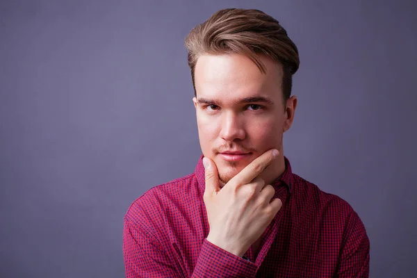 Studio Portret Van Een Jonge Man Een Donkere Achtergrond — Stockfoto