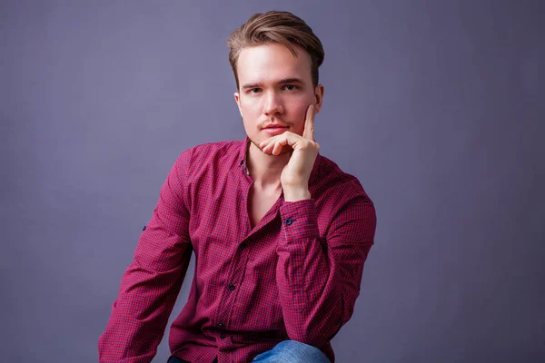 Studio Portret Van Een Jonge Man Een Donkere Achtergrond — Stockfoto