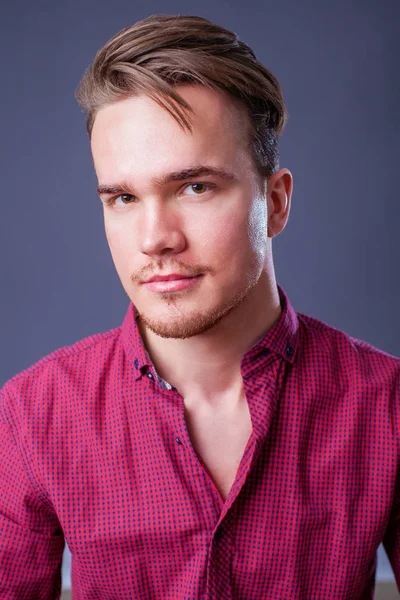 Karanlık bir arka plan üzerinde genç bir adam portresi stüdyo