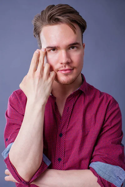 Studioporträt Eines Jungen Mannes Auf Dunklem Hintergrund — Stockfoto