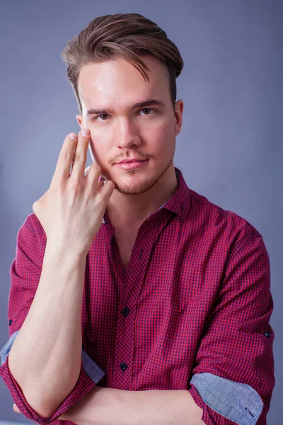 Studioporträt Eines Jungen Mannes Auf Dunklem Hintergrund — Stockfoto