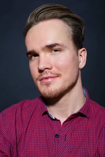 Retrato Estudio Joven Sobre Fondo Oscuro — Foto de Stock