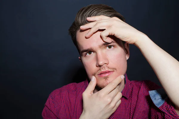 Karanlık bir arka plan üzerinde genç bir adam portresi stüdyo