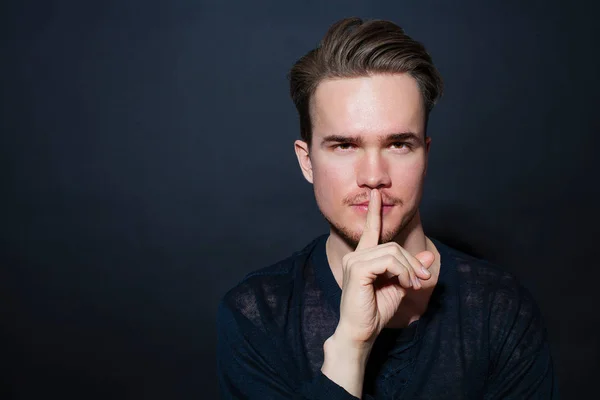 Joven Mostrando Gesto Silencio Sobre Fondo Oscuro —  Fotos de Stock