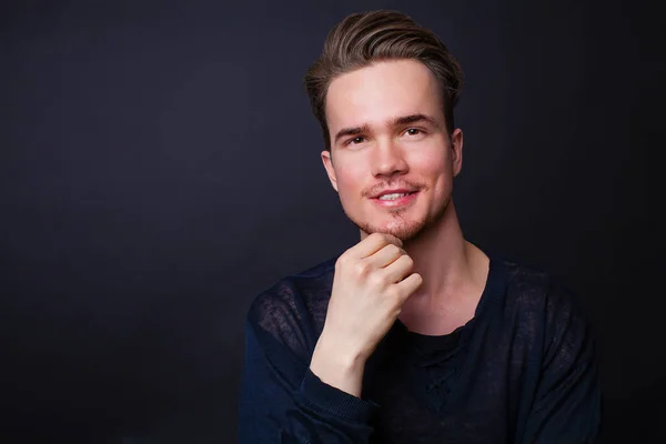 Studio Portret Van Een Jonge Man Een Donkere Achtergrond — Stockfoto