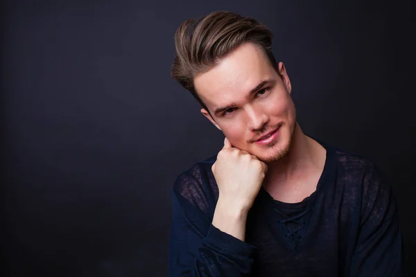 Retrato Estudio Joven Sobre Fondo Oscuro — Foto de Stock