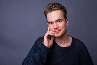 Karanlık bir arka plan üzerinde genç bir adam portresi stüdyo