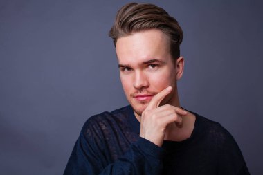 Karanlık bir arka plan üzerinde genç bir adam portresi stüdyo