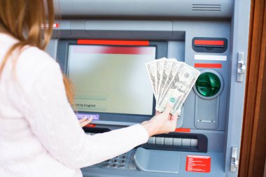 Kredi geri ödeme. Kadın eli açık banka Atm para çekme
