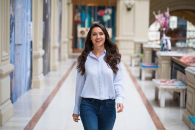 Mavi bluz, Kapalı Çarşı genç güzel esmer kadın