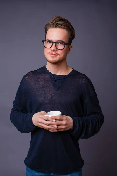 Retrato Estudio Joven Con Gafas Grandes Sobre Fondo Oscuro —  Fotos de Stock