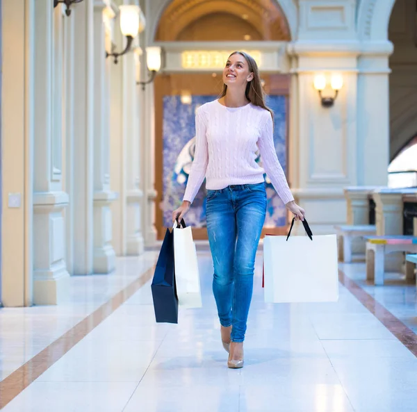 Junge Schöne Blonde Frau Mit Ein Paar Einkaufstüten Einkaufszentrum — Stockfoto