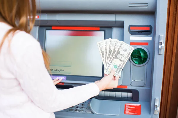 Reembolso Crédito Mujer Mano Retirar Dinero Del Banco Aire Libre —  Fotos de Stock
