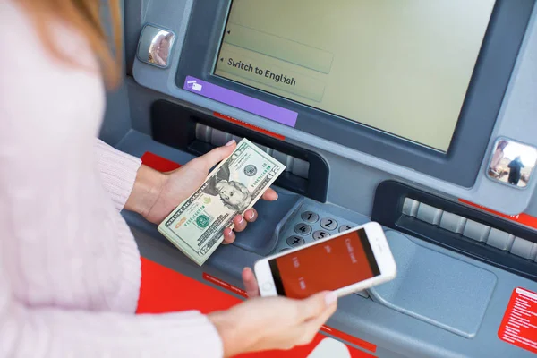 Yakın Erkek Atm Ekranında Eller Yukarı — Stok fotoğraf