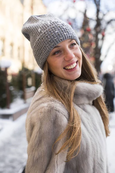 Retrato Cerca Joven Hermosa Mujer Rubia Feliz Invierno Aire Libre —  Fotos de Stock