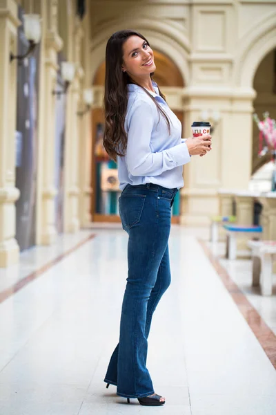 Genç Güzel Esmer Kadın Mavi Kot Pantolon Bluz Dükkanı Yürüyüş — Stok fotoğraf