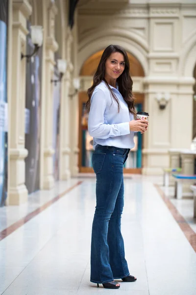 Joven Mujer Morena Hermosa Jeans Azules Blusa Caminando Tienda — Foto de Stock