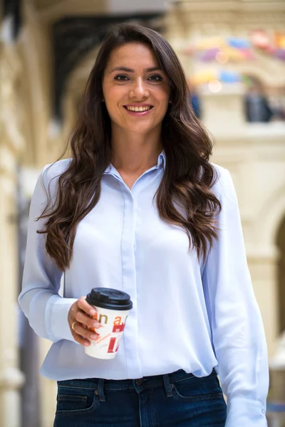 Jonge Mooie Brunette Vrouw Spijkerbroek Blouse Wandelen Winkel — Stockfoto