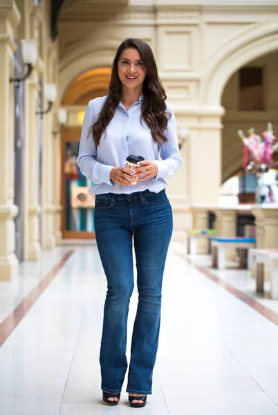 Jovem Bela Mulher Morena Jeans Azuis Blusa Andando Loja — Fotografia de Stock