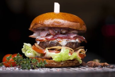 Fast food geleneksel lezzetli hamburger ile