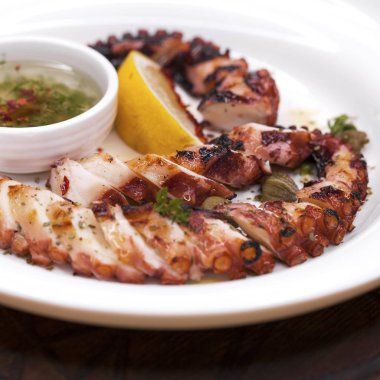 bir ahşap tahta soslu ızgara kalamar halkaları