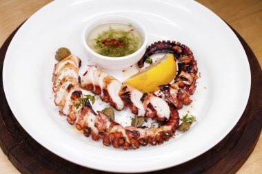 bir ahşap tahta soslu ızgara kalamar halkaları