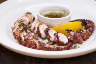 bir ahşap tahta soslu ızgara kalamar halkaları