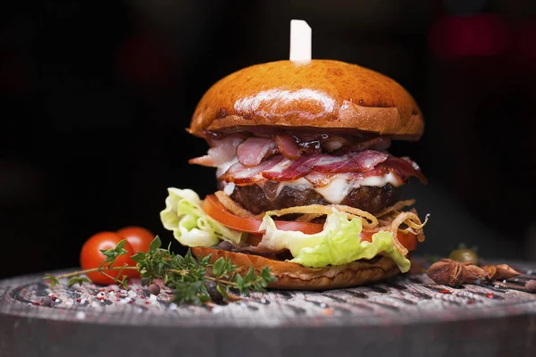 Fast food com hambúrguer saboroso tradicional — Fotografia de Stock