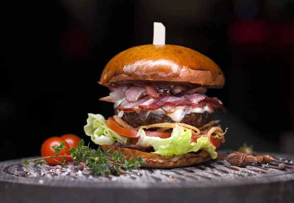 전통적인 맛 있는 햄버거와 패스트 푸드 — 스톡 사진
