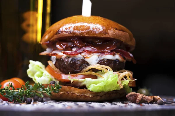 Rychlé občerstvení s tradiční chutný hamburger — Stock fotografie