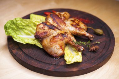 Tavuk kızartma ve bir ahşap tahta üzerinde marul yaprağı