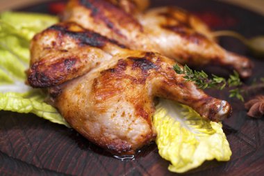 Tavuk kızartma ve bir ahşap tahta üzerinde marul yaprağı