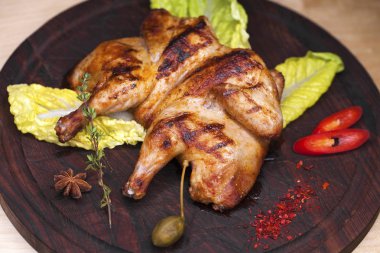 Tavuk kızartma ve bir ahşap tahta üzerinde marul yaprağı