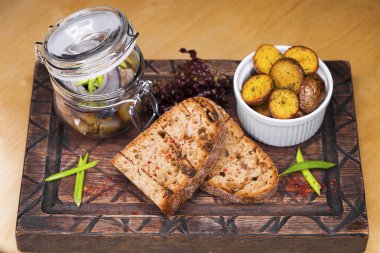 Bir cam kavanoza - Marine uskumru snack votka altında