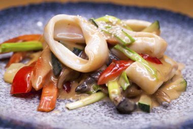 Süt soslu kızarmış kalamar halkaları