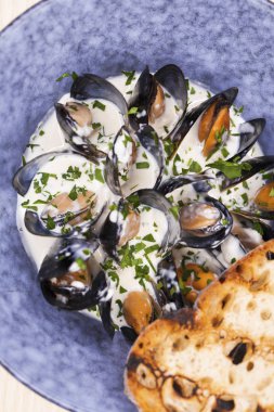 Kızarmış midye kabuğu ve krema sosu