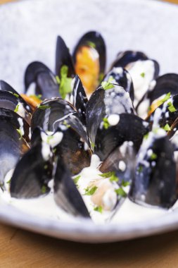 Kızarmış midye kabuğu ve krema sosu