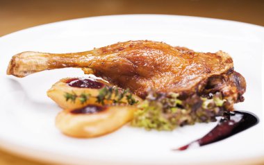 Yakın kızarmış ördek bacak 