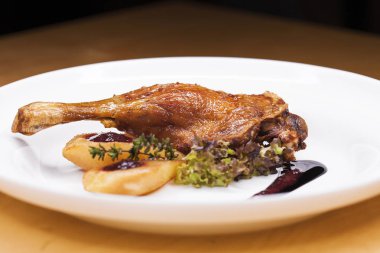 Yakın kızarmış ördek bacak 