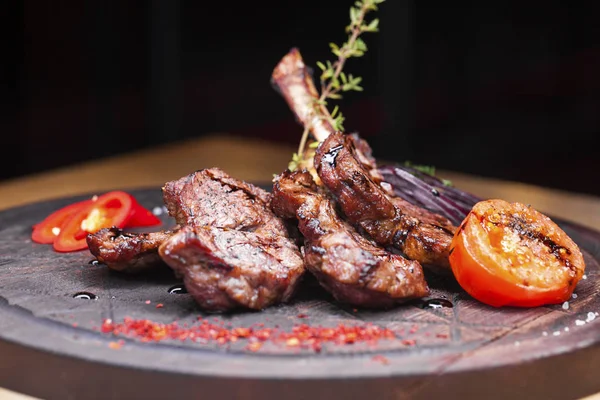 Grande pedaço de cordeiro no osso - prato de restaurante cordeiro grelhado lam — Fotografia de Stock