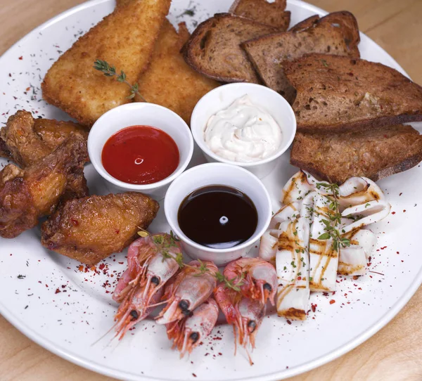 Restaurant miska. Deska z nejrůznějších pivu — Stock fotografie