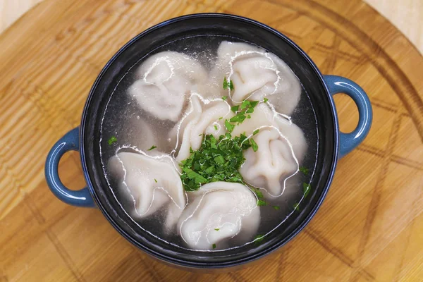 Gnocchi bolliti con brodo in una tazza bianca — Foto Stock