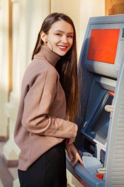 Atm de kredi kartından para çekme mutlu esmer kadın 