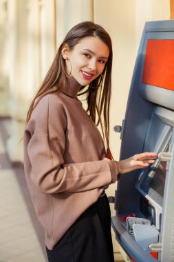 Atm de kredi kartından para çekme mutlu esmer kadın 