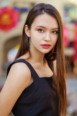 Elbise genç güzel esmer modelinde