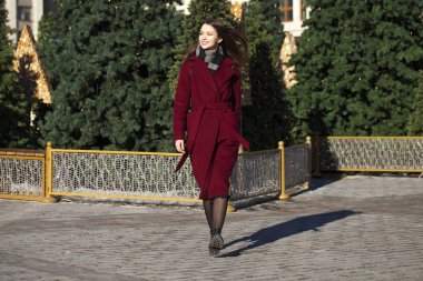 Kız güzel şık uzun bordo bir ceket