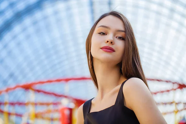 Jeune belle modèle brune en robe — Photo