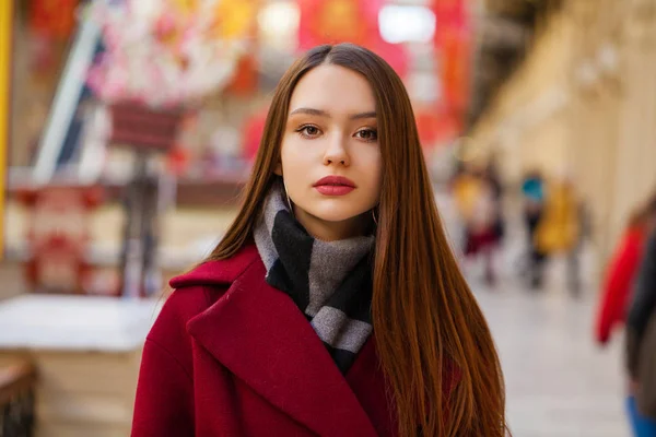 Jeune belle modèle brune en robe — Photo