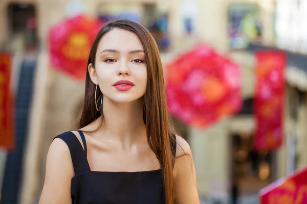 Jeune belle modèle brune en robe — Photo