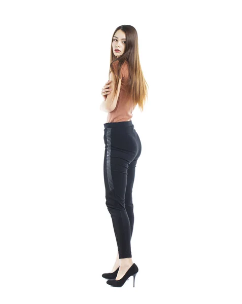 Volledige lichaam, jonge mooie brunette vrouw in zwarte broek — Stockfoto